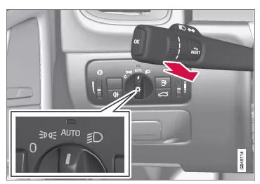 Lenkradhebel und Lichtschalter-Drehregler in Stellung AUTO.
