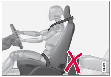 Keine Gegenstände auf dem Boden hinter dem Fahrer-/Beifahrersitz ablegen, die die Funktion des WHIPS-Systems behindern könnten.