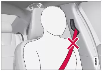 Falsch angelegter Sicherheitsgurt. Der Gurt muss an der Schulter  anliegen.