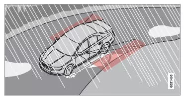 Reflektionen von der nassen, glänzenden Fahrbahn.