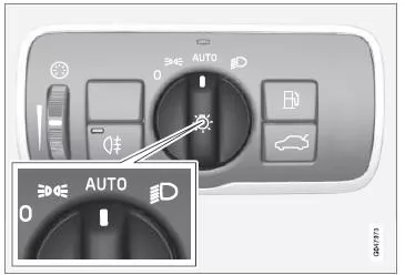 Drehregler des Lichtschalters in Stellung AUTO.