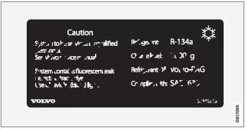 Der Aufkleber befindet sich an der Innenseite der Motorhaube.