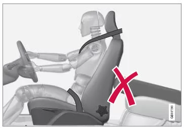 Keine Gegenstände im Fond ablegen, die die Funktion des WHIPS-Systems behindern könnten.